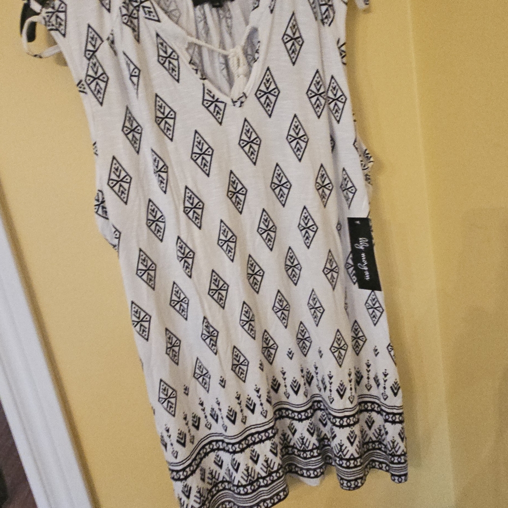 Chic Black and White Patterned Women's Blouse